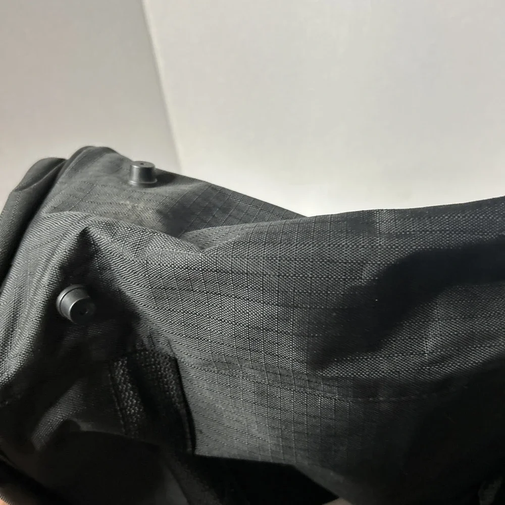 5 Cities 18x12x8 in Duffle Bag BlackCabin Friendly Lightweight Adjustable Straps